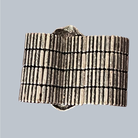 Handcrafted Vintage Turquoise Stone Medallion Silver Bracelet - Picture 6 of 10